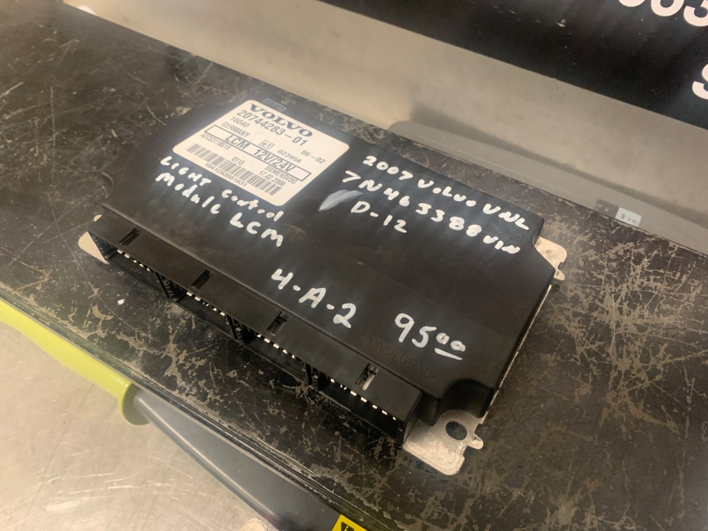 VOLVO VNL LIGHT CONTROL MODULE LCM 20744283 2007 | 99 Truck