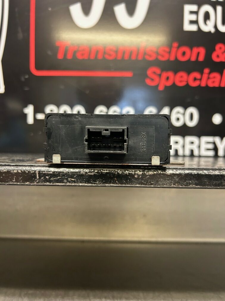 GMC T-8500 KHK1TC 7.8 LT GENUINE ISUZU UNIT FLASHER