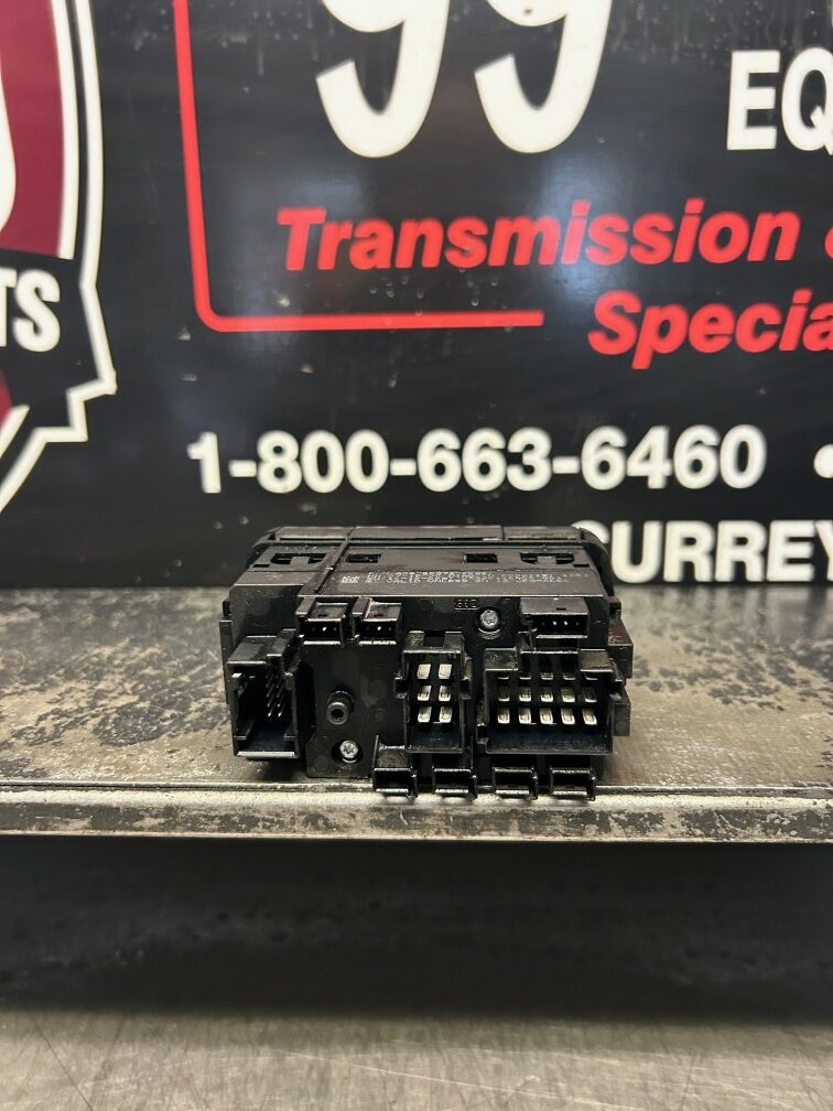 FREIGHTLINER (FL) CASCADIA GENUINE HAZARD / 4 WAY FLASHER